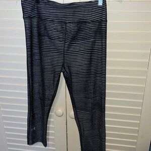 Under Armour cropped stripe leggings, heat gear, compression